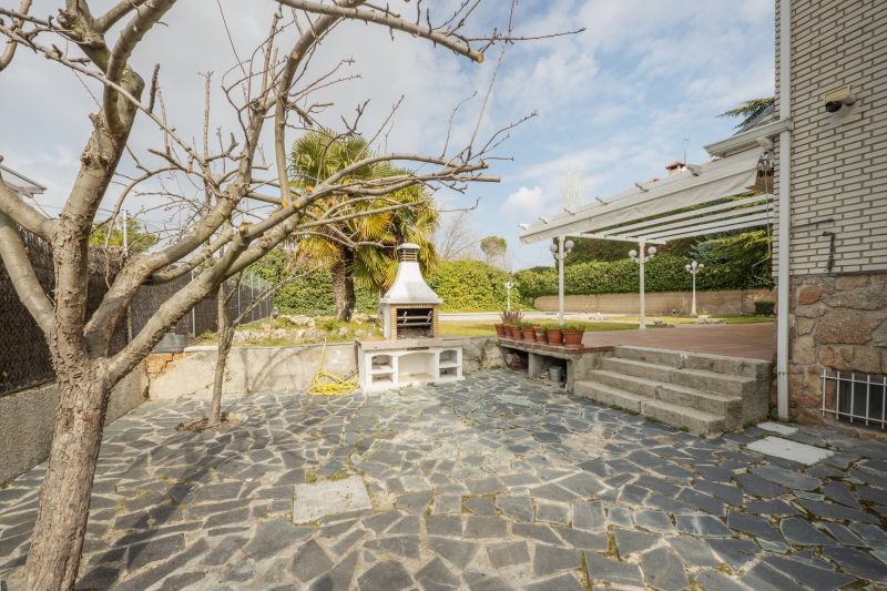 Modern Slate Patio Design